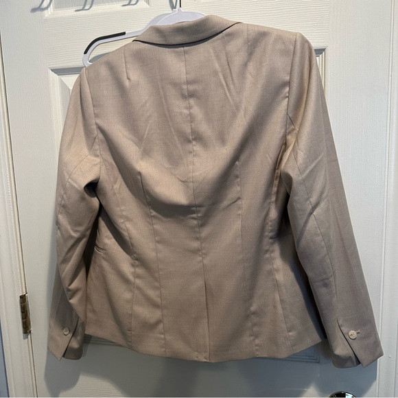 H&M tan blazer - Picture 6 of 6